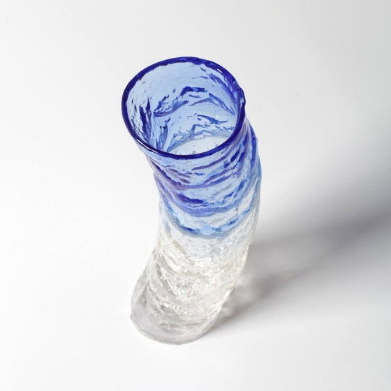 Image 1 of Vaso artistico vintage in vetro blu e trasparente / Decorazione per la casa soffiata a mano / Ivat / Italia / Anni '80