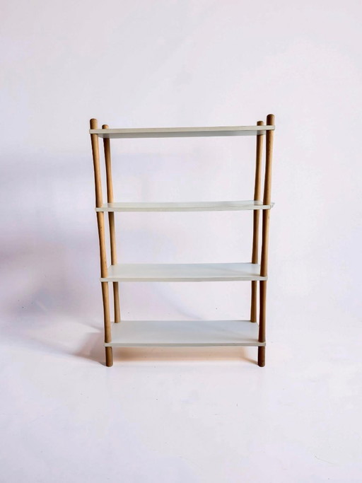 Vintage stokkenkast met witte planken