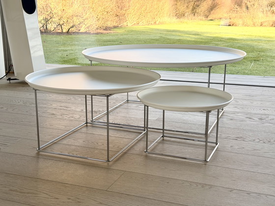 Image 1 of Trois tables d'appoint B&B Italia FAT FAT blanches avec cadre chromé