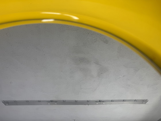 Image 1 of Ronde Gele Spiegel uit de Jaren 70 – in de stijl van Kartell space age 