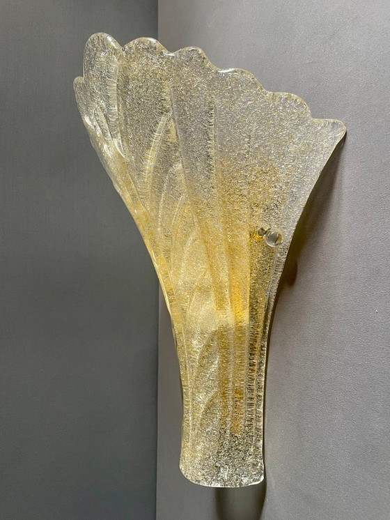 Image 1 of XL groot paar kunstglazen 90 kandelaars van Murano. Barovier en Toso stijl. Amberkleurige Graniglia en vergulde metalen frames.