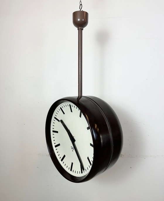 Image 1 of Grote industriële bakelieten dubbelzijdige fabrieksklok van Pragotron, jaren 50