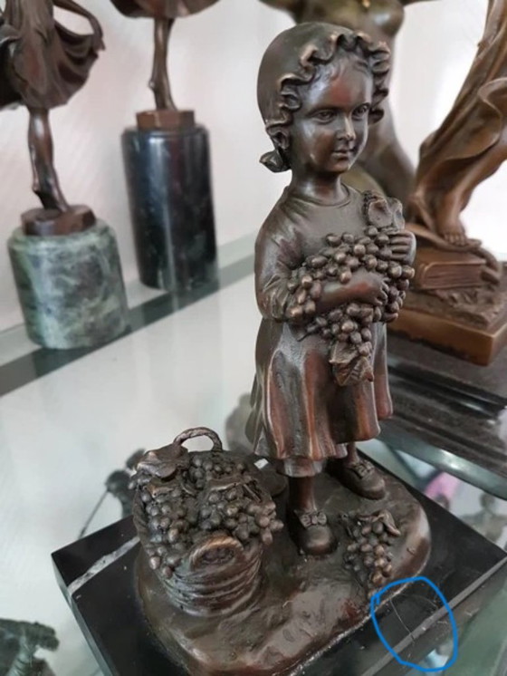 Image 1 of Bronzestatue eines Mädchens mit einem Korb voller Trauben