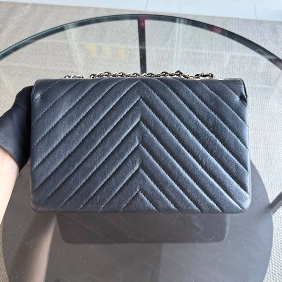 Image 1 of Chanel Flap Medium - Piel de becerro 27CM Chevron Negro Herrajes Dorados Serie 27