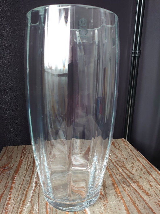 Image 1 of Vase en verre soufflé à la bouche avec facettes