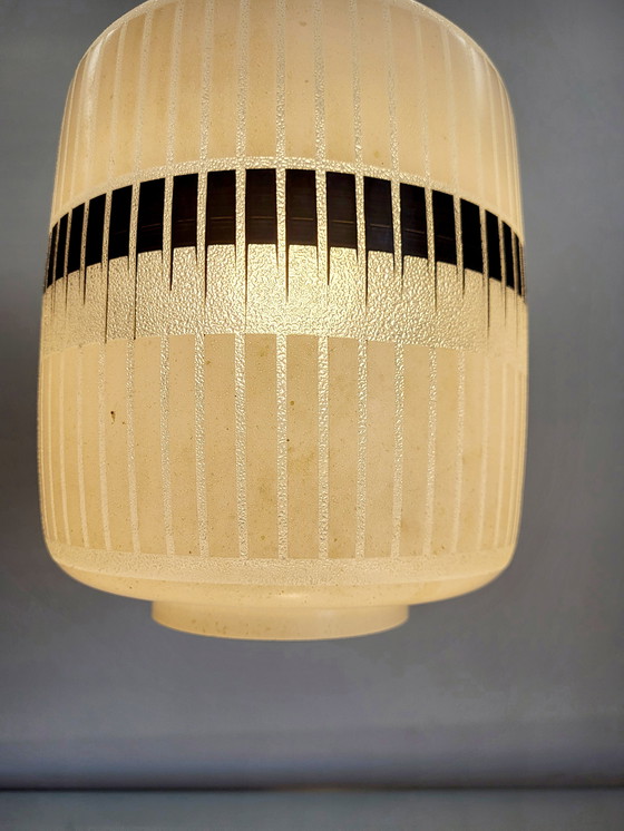 Image 1 of Vintage glazen hanglamp, wit met reliëfstructuur zwart decor, jaren 80