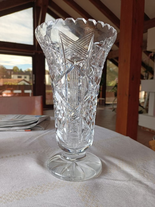 Vase en verre taillé anglais