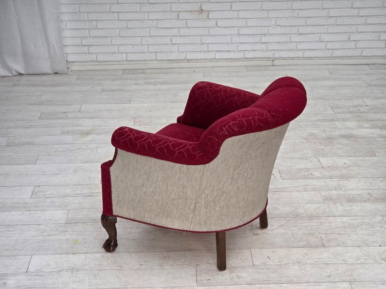 Image 1 of Deense fauteuil uit de jaren 50, bekleed met rode en lichtgrijze meubelwol en gesneden eikenhout.