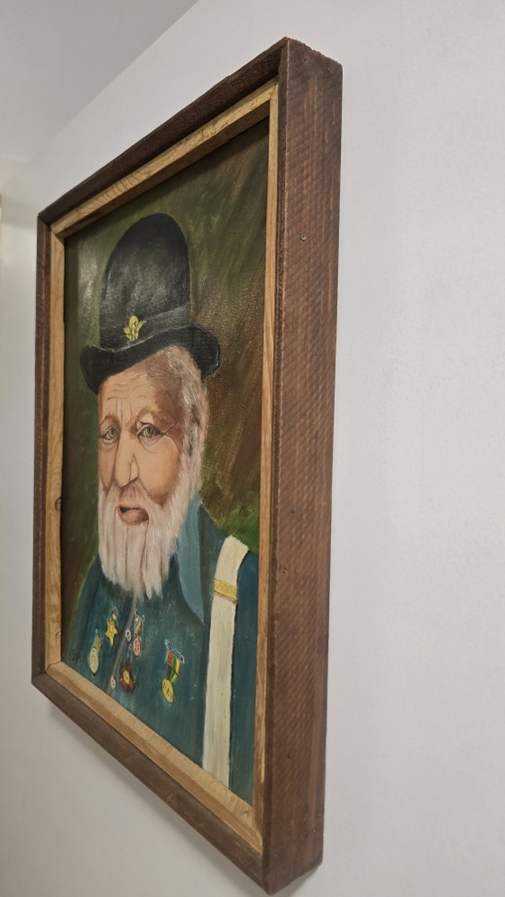 Portrait de personnage vintage du milieu du siècle – Homme au chapeau melon et médailles (33x42 cm) (photo 2 of 8)
