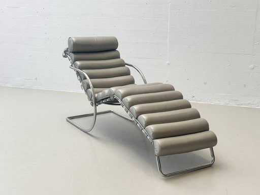 Elegante tumbona con tapicería y posición reclinable ajustable