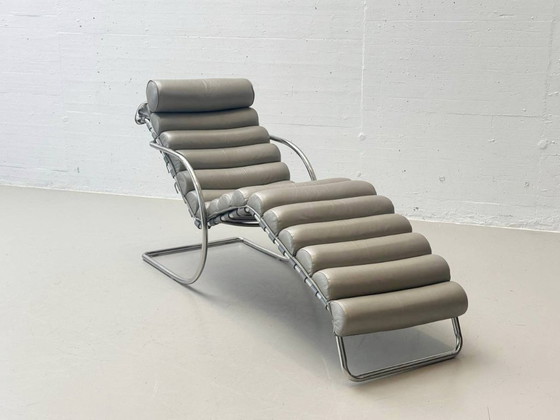 Image 1 of Elegante tumbona con tapicería y posición reclinable ajustable