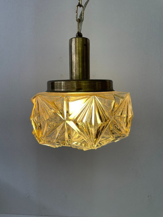 Image 1 of Suspension vintage en laiton et verre ambré