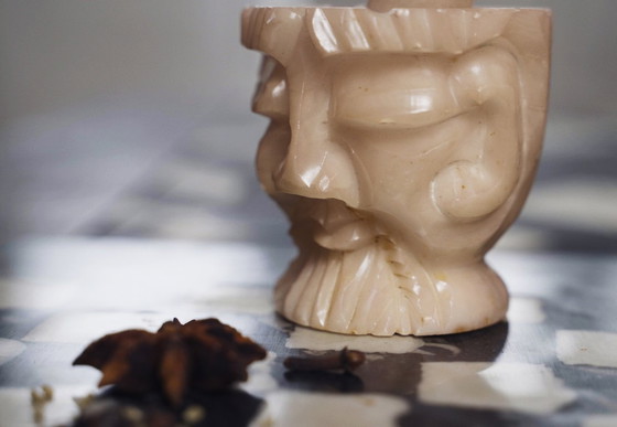 Image 1 of Antico mortaio e pestello orientale in alabastro intagliato, pezzo decorativo in pietra d'epoca