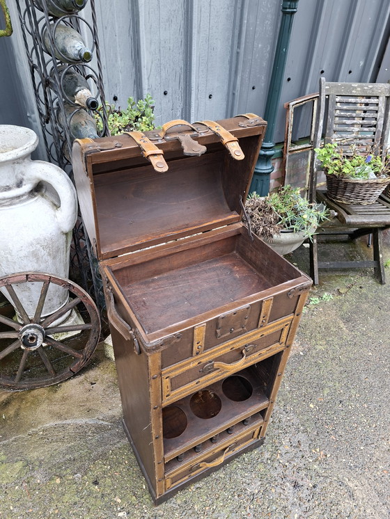 Image 1 of Precioso botellero revestido de cuero, con tapa superior, dimensiones: 50 x 25 cm y 79 cm de alto.