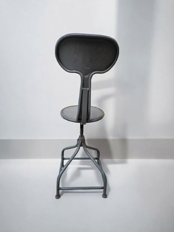 Image 1 of vintage metalen industriële Whale Tail draaistoel gereedschapsstoel grijs