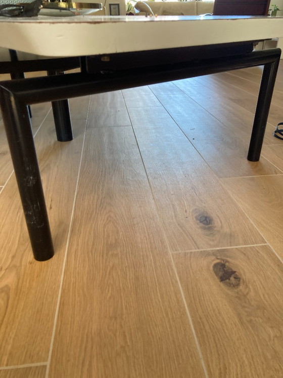 Image 1 of Table basse pivotante vintage - deux plateaux (blanc et noir)