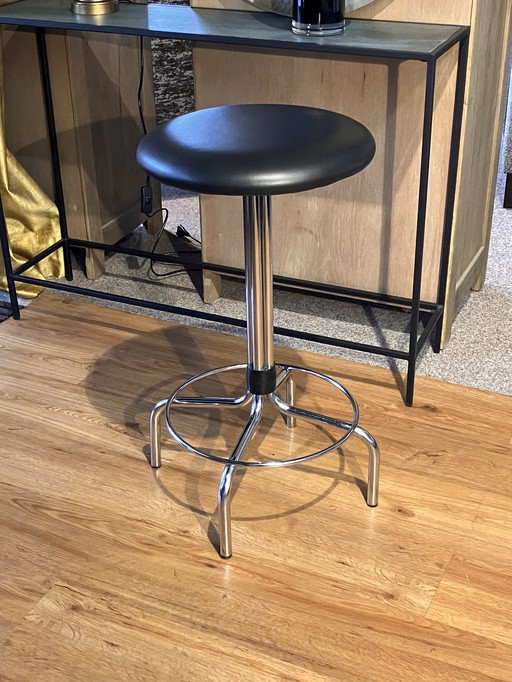 Rohrrahmenhocker mit schwarzem Ledersitz