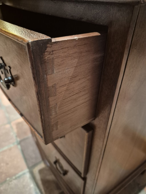 Cómoda pequeña clásica inglesa de nogal. Madera de nogal con vetas preciosas.