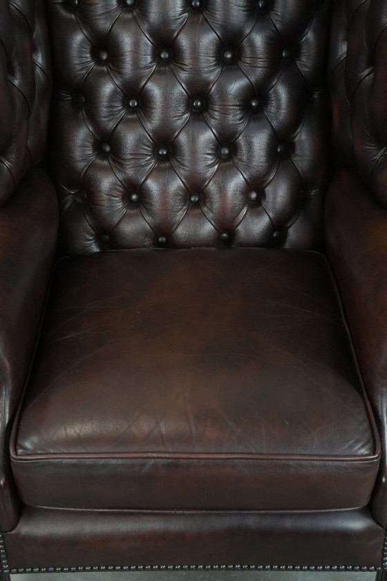 Image 1 of Tijdloze bruine rundleren chesterfield oorfauteuil in Engelse stijl