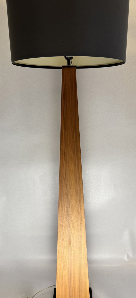 Image 1 of Exclusive wooden floor lamp by Natuzzi - Made in Italy
