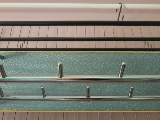 Prachtige 50's retro buisframe wandkapstok dubbele rij met hoedenrek, Bauhaus stijl blauw met chroom (photo 9 of 15)