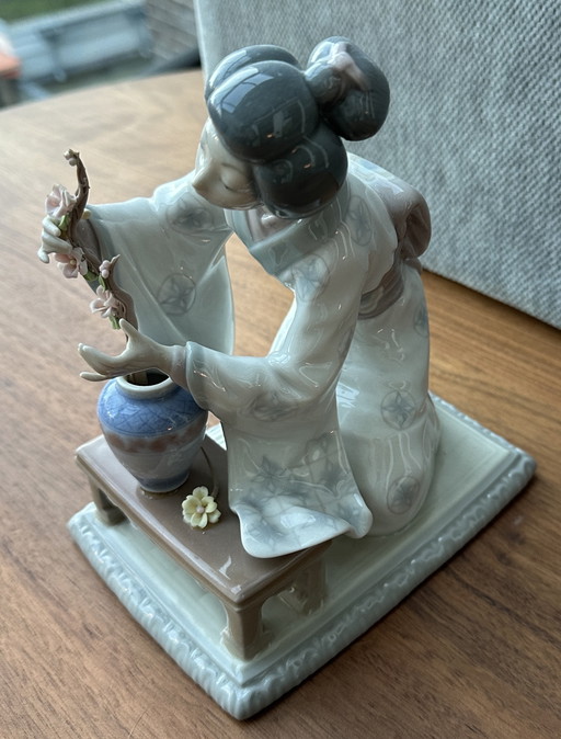 Vintage Lladro Oriental Geisha Girl #4840