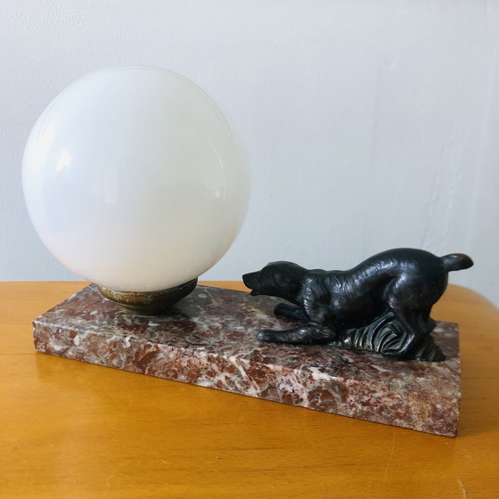 Image 1 of Lampe art déco globe en opaline et chien de chasse 