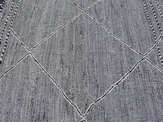 Image 1 of Kilim berbère du Maroc, 295 x 185 cm, tissé à la main, noir et blanc