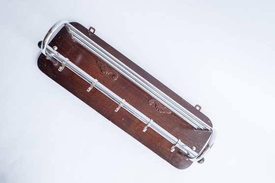 Image 1 of Perchero antiguo de madera con estante para sombreros y ganchos cromados.