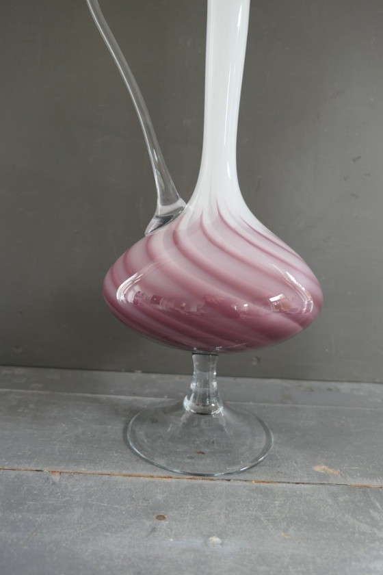 Image 1 of Vaso italiano vintage su piede bianco viola