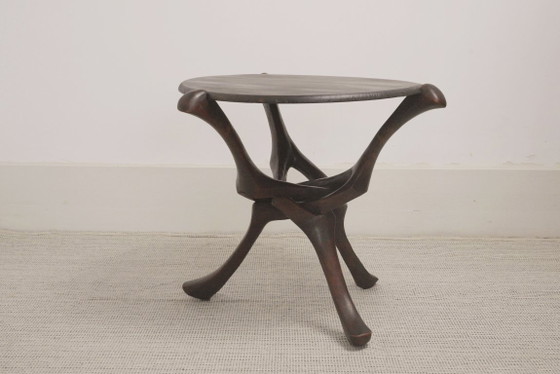 Image 1 of Vintage handgesneden ronde tafel van hardhout in Afrikaanse stijl, sculpturaal, inklapbaar bijzettafeltje