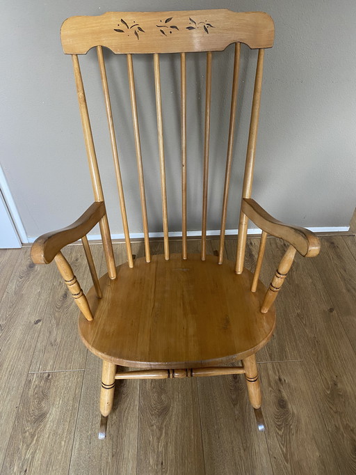 Sedia a dondolo vintage in legno anni '70