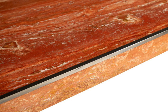 Image 1 of Willy Rizzo. Grote tafel van roodachtig-oranje travertijn. Jaren 70.
