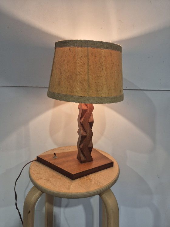 Französische Art-déco-Tischlampe aus Holz mit geometrischem Muster, Tischlampen, Braun (Foto 6 von 7)