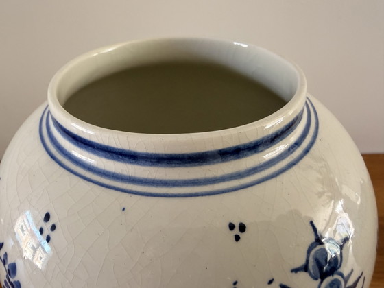 1985 Hand-Painted Delft Blue Lidded Baluster Vase (30 cm) – Signed By Master Painter J.S. – Porcelain (photo 6 of 8)