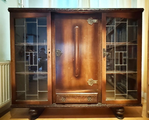 Vintage driedeurs vitrinekast met lade en twee glas in lood deurtjes