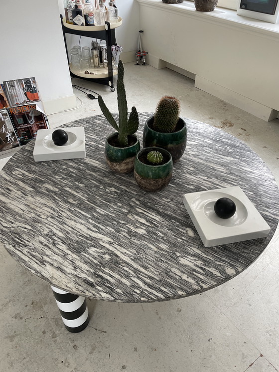 Image 1 of Table basse postmoderne