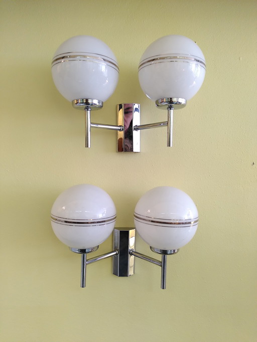 Paar Vintage-Wandleuchten aus Opalin und Chrom