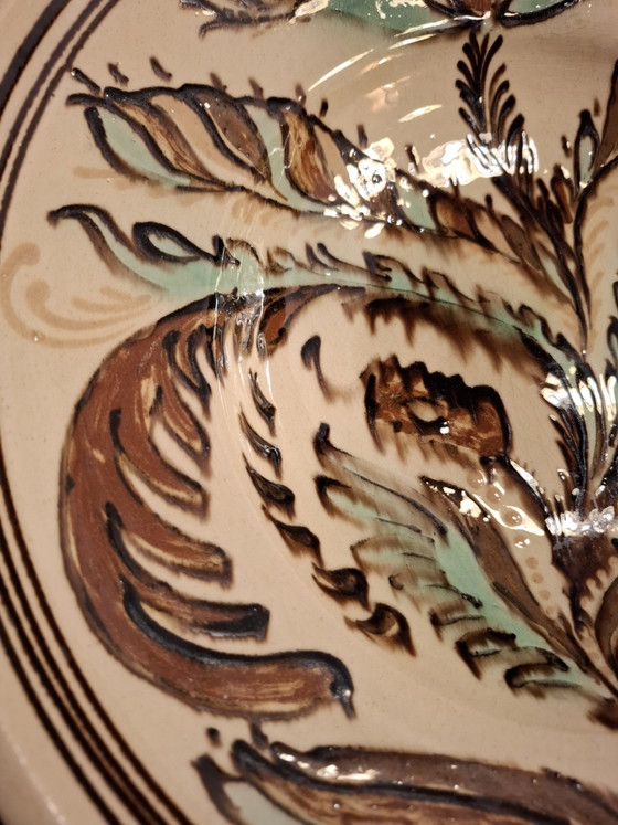 Grande piatto da parete vintage di arte popolare da 37 cm – Firmato "Judit" Karcag (Ungheria) con decorazione (photo 2 of 8)
