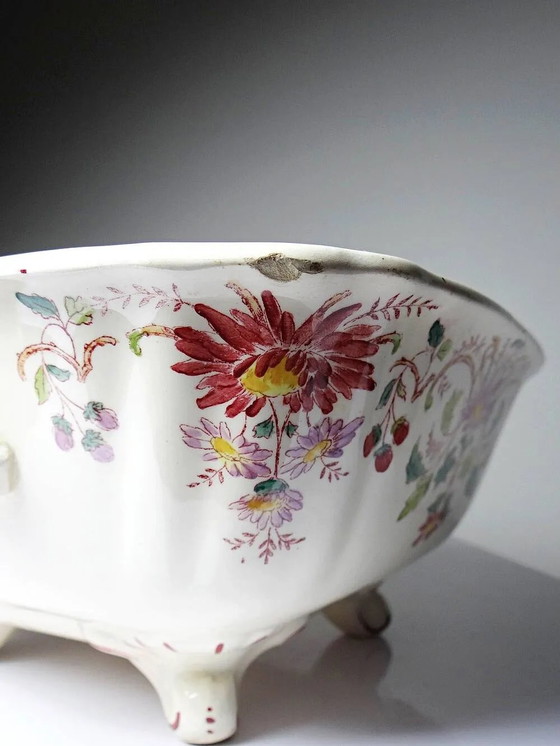 Antike Longchamp Suppenterrine/Gemüseschale mit polychromen Gänseblümchen aus Eisenstein. – Geschirr (photo 11 of 16)