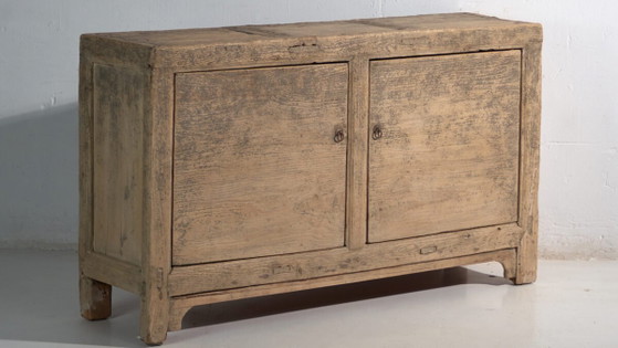 Credenza bassa lunga antica in olmo con due ante – Cina, circa 1950 – Credenze con vetrina (photo 3 of 40)