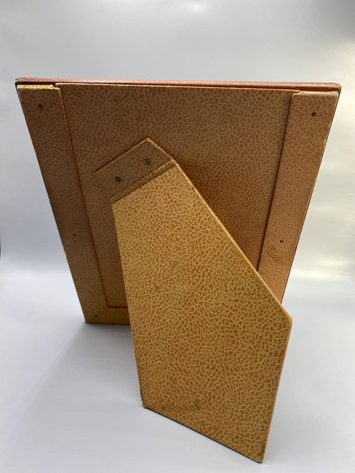 Marco de fotos vintage de cuero granulado color caramelo con caballete. – decoratieve objecten, Leather, Metal (photo 2 of 7)