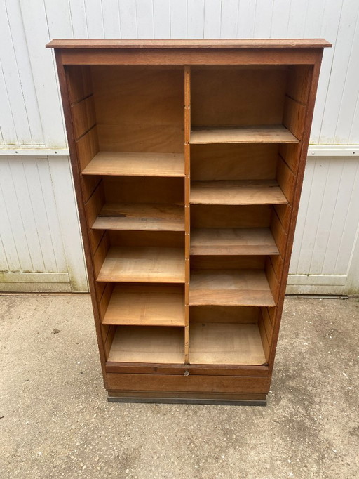 Archiefkast/kantoorkast met roldeksel uit de jaren 1950, gemaakt van eikenhout en fineer.