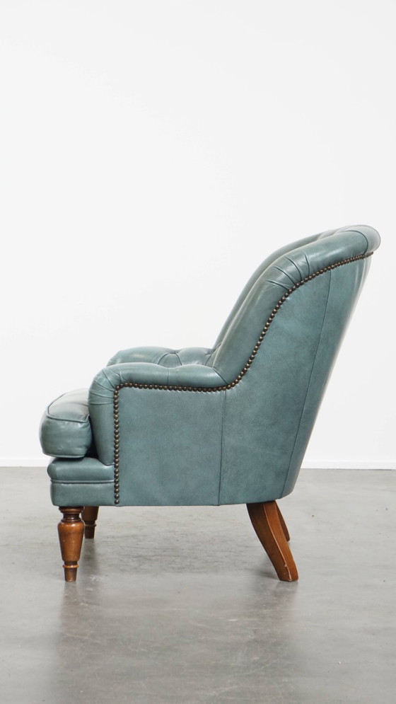 Image 1 of Blauwe chesterfield fauteuil gemaakt van rundleer in Engelse stijl met siernagels