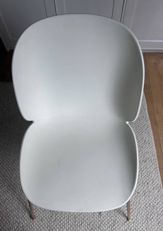 Gubi Beetle Chair Bianca con Gambe in Ottone – Sedie da pranzo, Plastic, Brass (photo 5 of 5)