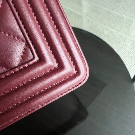 Image 1 of Chanel Boy Medium - 25 cm, cuir d'agneau matelassé bordeaux, finitions dorées, Série 22