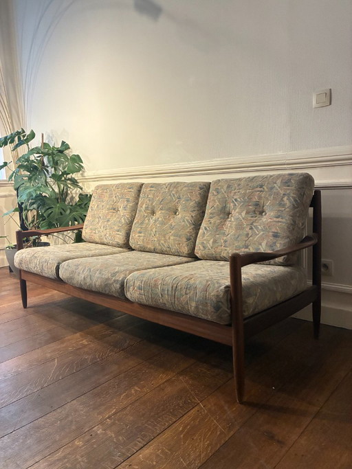 Vintage Dreisitzer-Sofa — Holz und skulpturale Rückenlehne