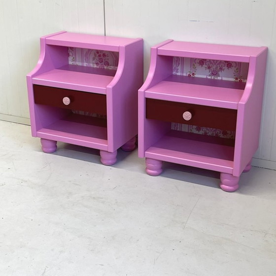 Image 1 of Set di 2 comodini con carta da parati rosa/rosso/vintage, unico nel suo genere.