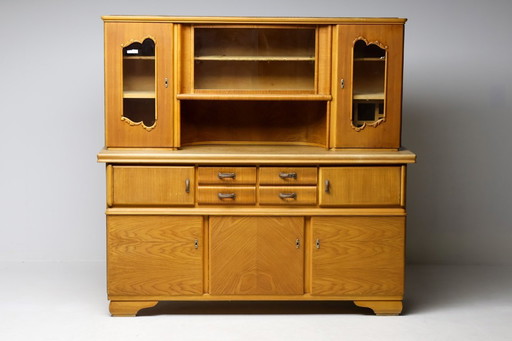 Vorratsschrank/Küchenbuffet mit wunderschönen, gebogenen Glastüren