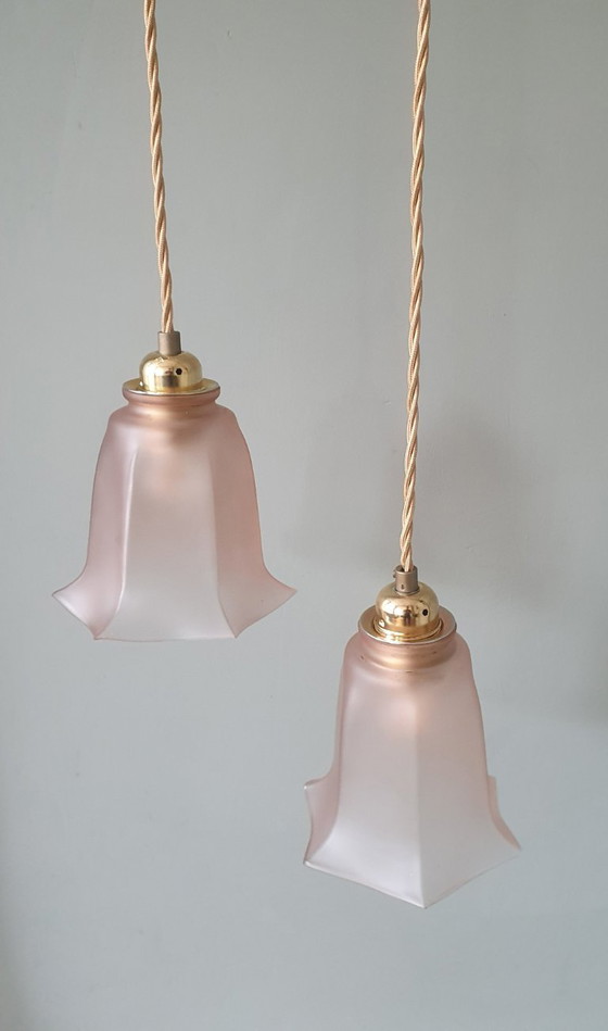 Image 1 of Set Vintage franse roze hanglampen van gekleurd glas.